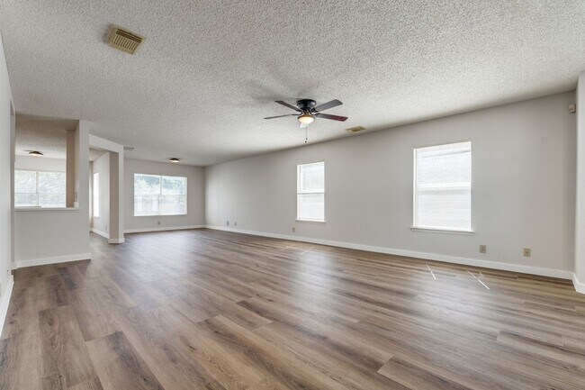 Building Photo - Amazing LOCATION! DeZavala & IH-10 Four Be...