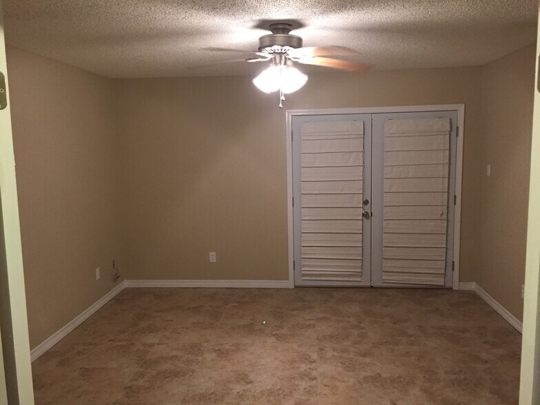 Building Photo - 14216 Woodlands Dr