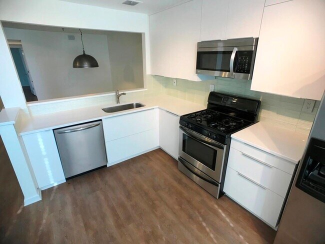 Building Photo - 1104 Riverview Dr