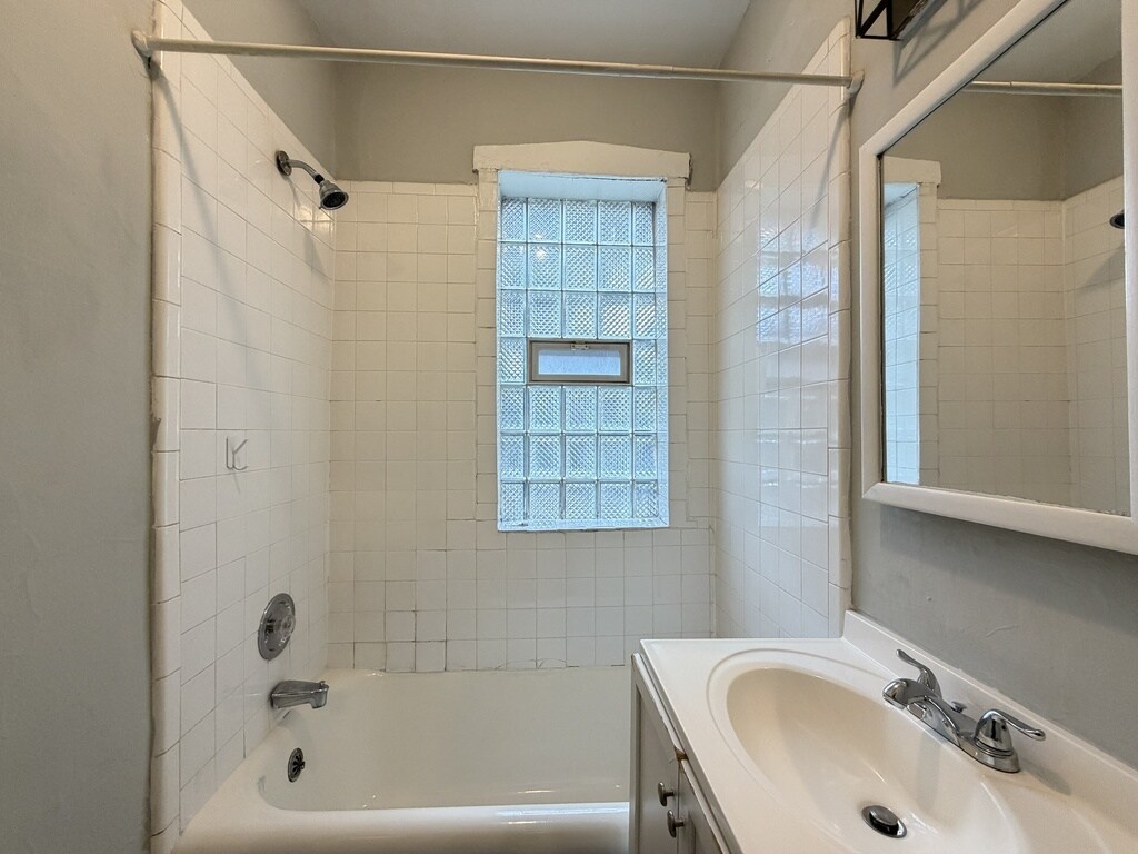 Building Photo - 457 W Melrose