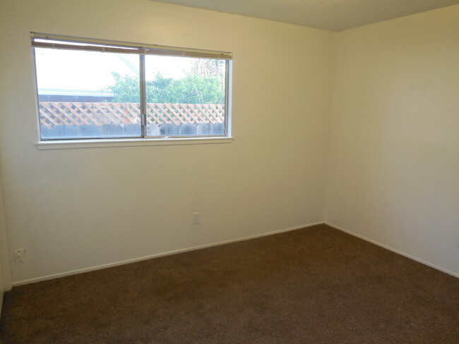 Building Photo - 3 Bedroom / 1.5 Bath House