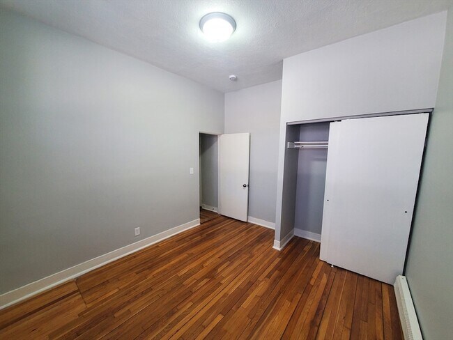 Building Photo - 10 Abbotsford St