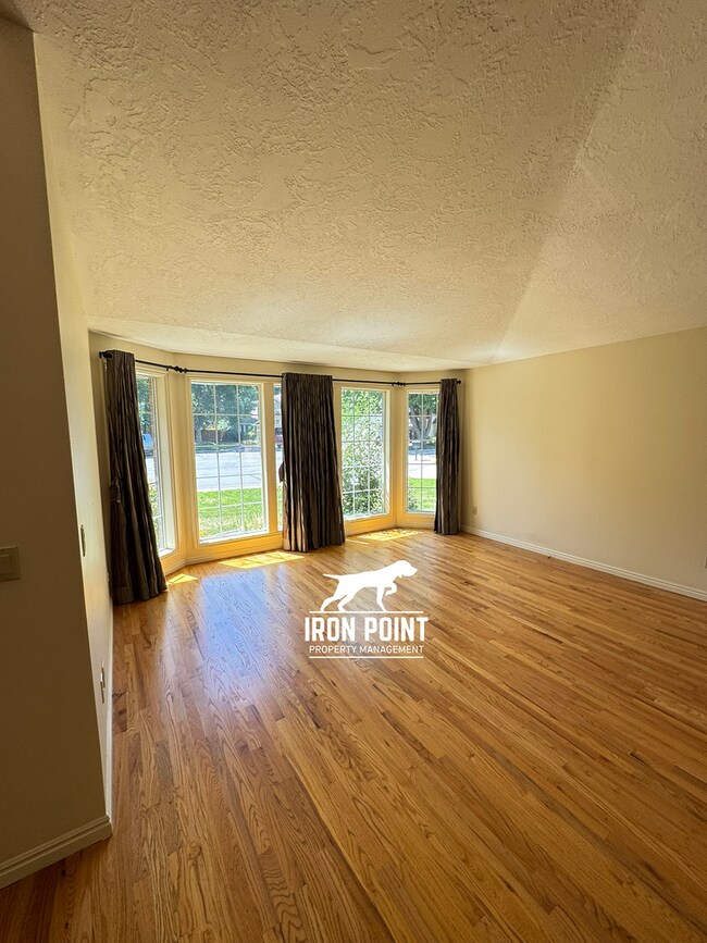 Building Photo - 4 bedroom home in East Boise, close to Bar...