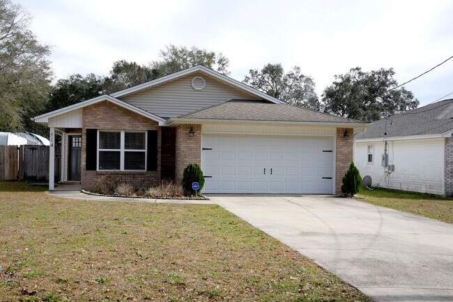 Building Photo - Central Niceville Home with Lawncare Included!
