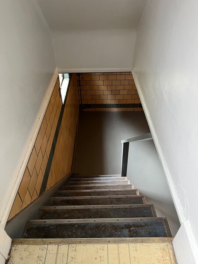 Building Photo - Three Bedroom House w Detached Garage