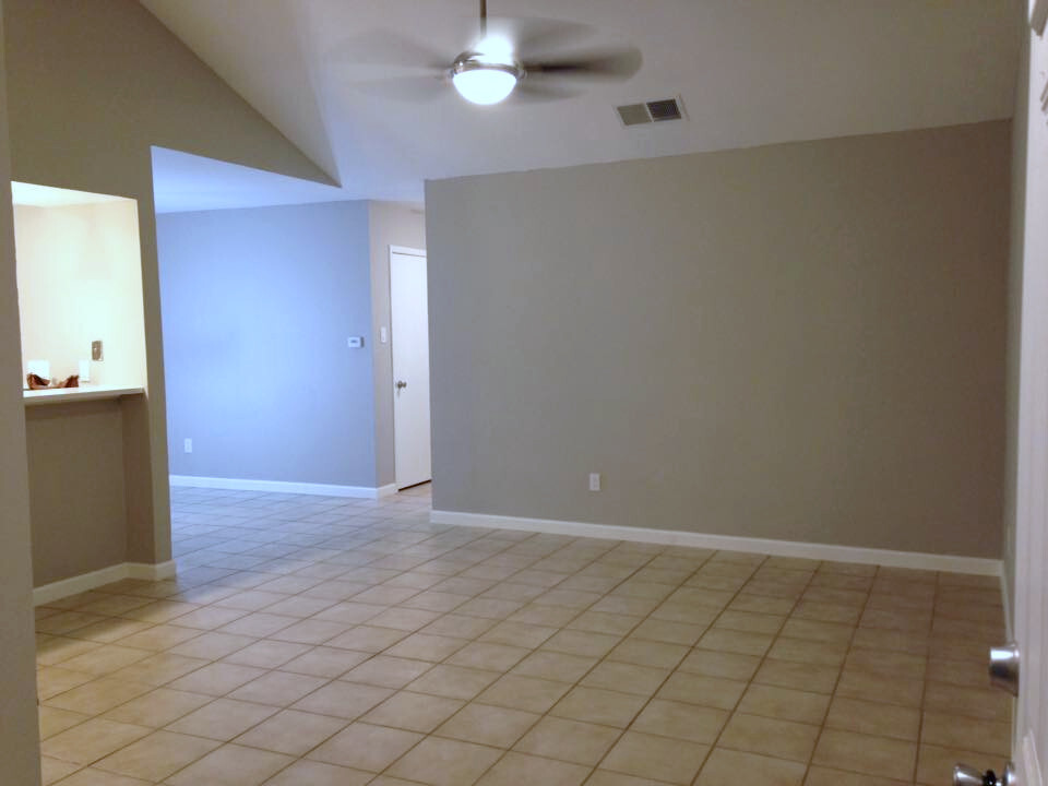 Spacious living area with open floor plan to dining room and kitchen - 11401 Ptarmigan Dr