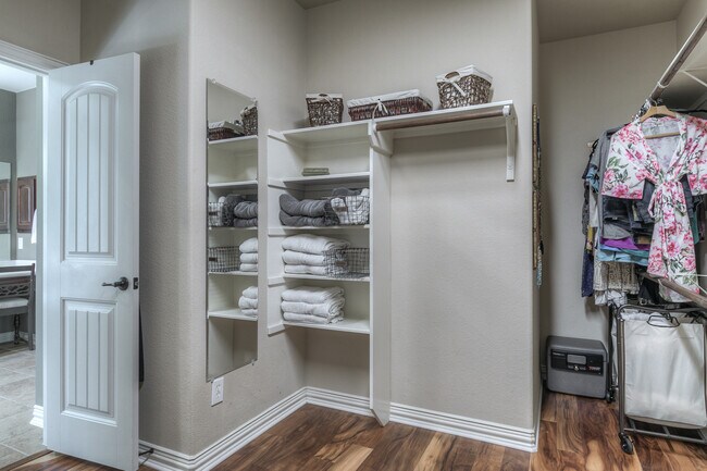 Huge master closet - 323 Arbor Ridge Ln