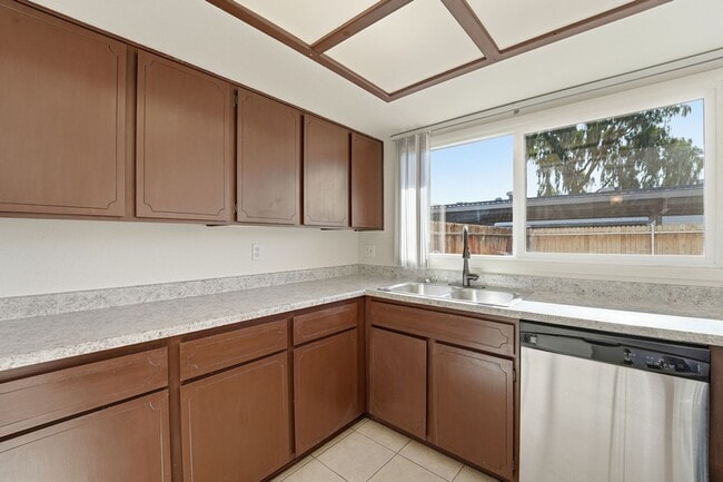 Building Photo - Beautiful 3-Bedroom Townhome in Northern Manor West