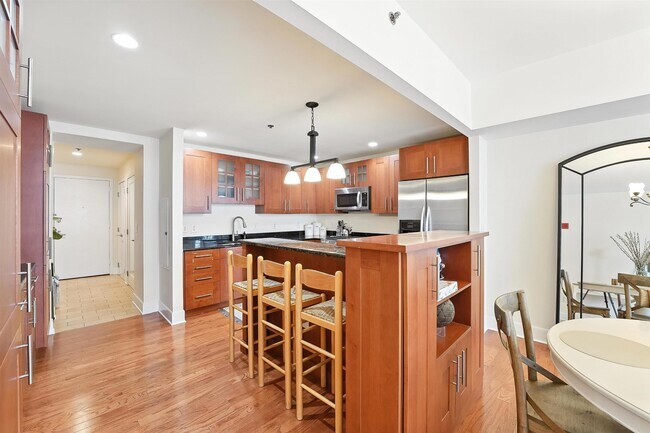 Building Photo - 1025 Maxwell Ln