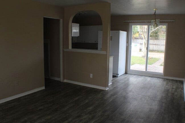 Building Photo - 3 bed house for rent