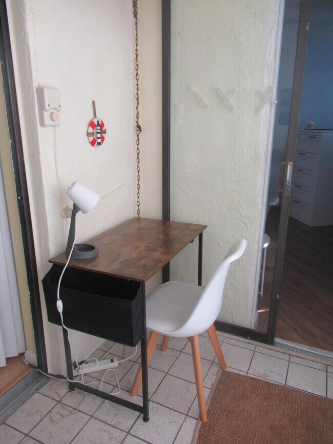 Building Photo - 2841 Somerset Dr