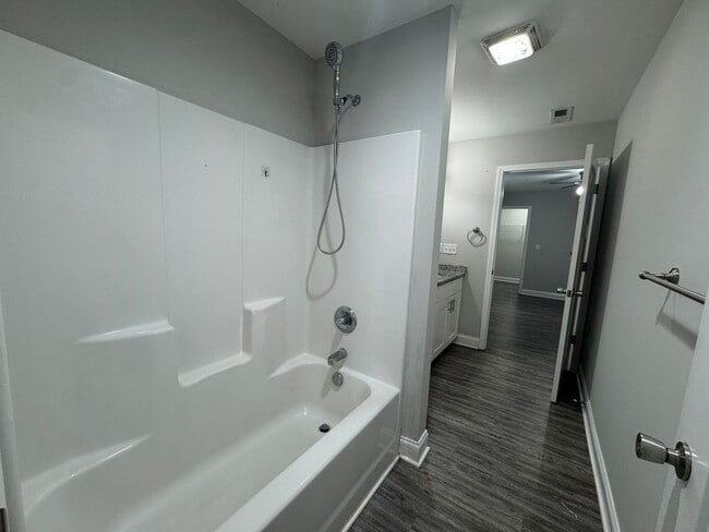 Building Photo - Spacious five bedroom, two bathroom home s...