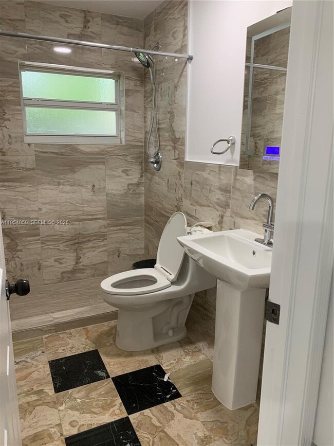 Building Photo - 707 NE 15th St