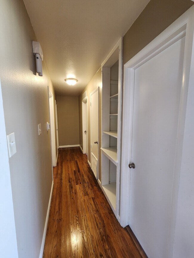 Building Photo - 3 bed 2 bath home with 1 car garage