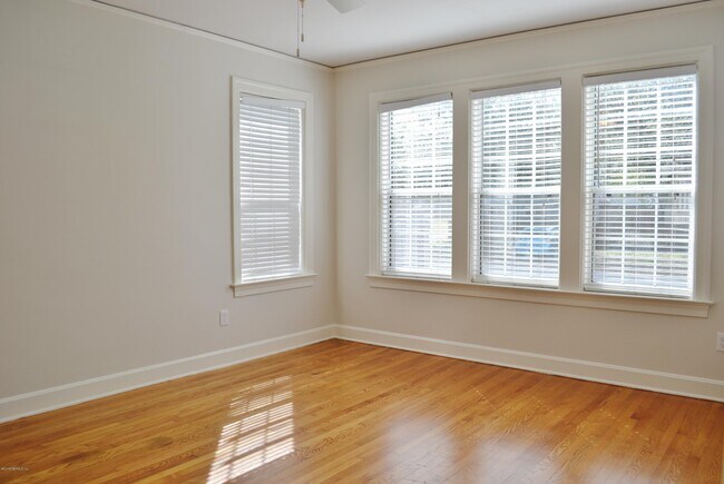 Building Photo - 2264 Myra St