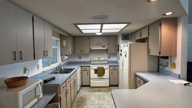 Building Photo - Resort-Style Living in Oak Run – Active 55+ Community Rental in Southwest Ocala