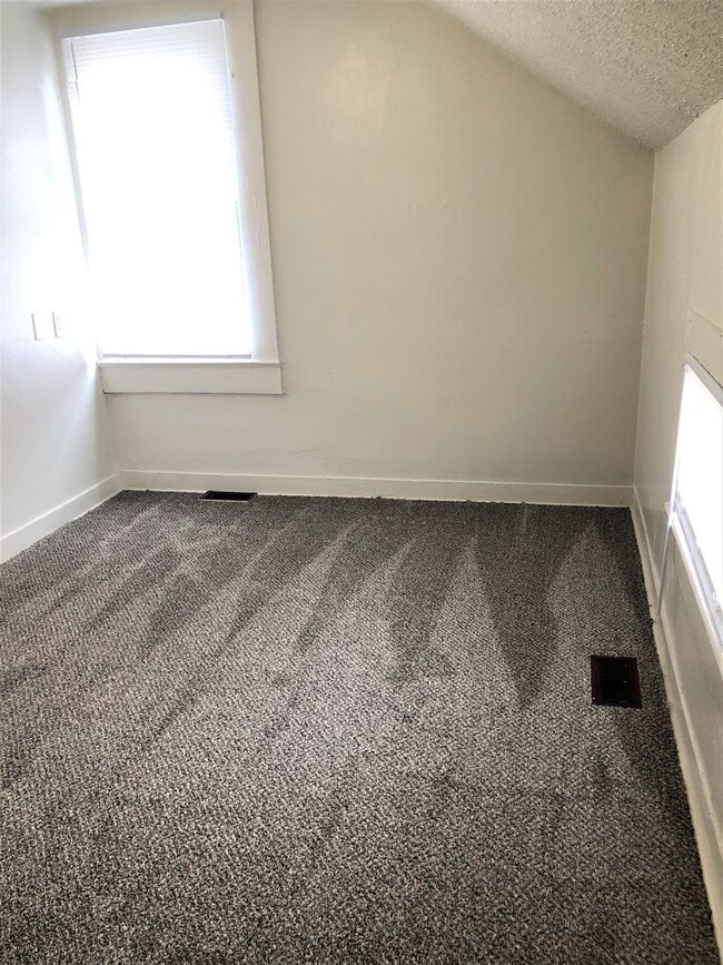 Building Photo - 3 Bed, 1 Bath House - Home OFFICE!!