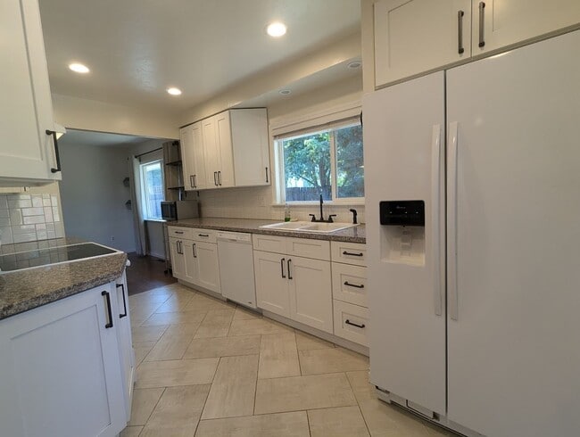 Building Photo - Fabulous 4 Bedroom 2 Bath House with Big F...