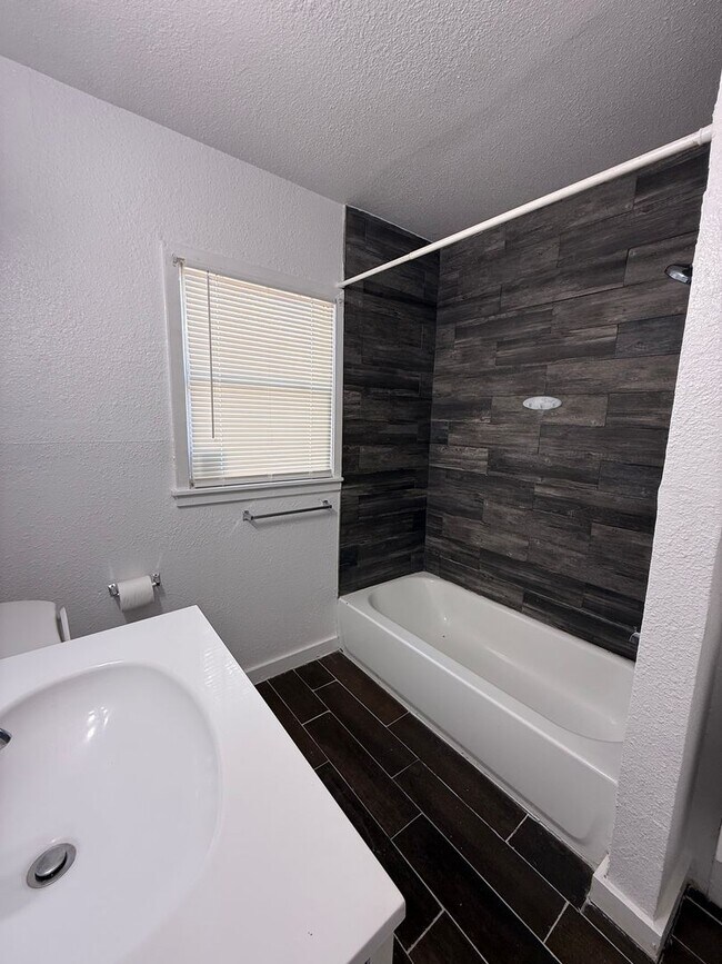 Building Photo - Charming 3BR Home w/ Hardwood Floors, Large Kitchen & Private Fenced Yard