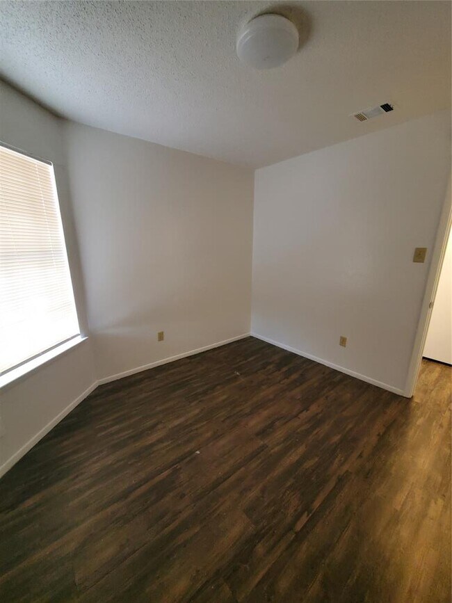 Building Photo - 907 Fairway Green Cove