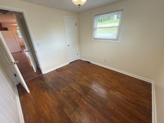 Building Photo - Christiansburg, 3 BR / 1 BA, Available for rent