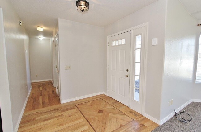 Building Photo - 1563 Sunset Dr