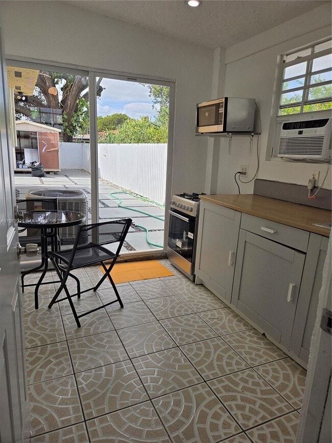 Building Photo - 340 SW 78th Ave