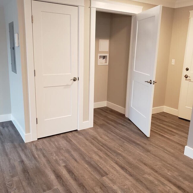 Building Photo - 10 4th St