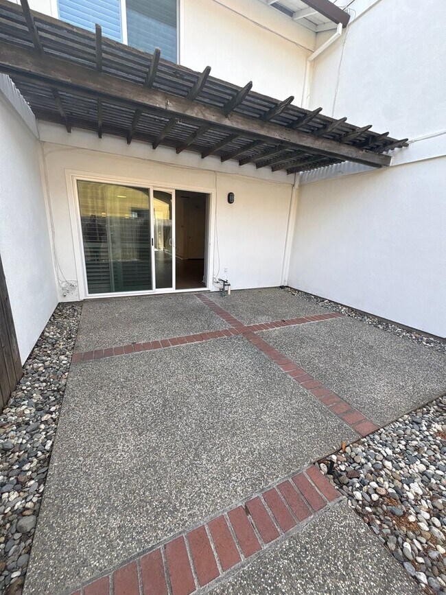 Building Photo - 5180 Riverside Blvd