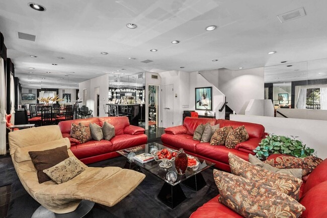 Building Photo - 540 N W Knoll Dr