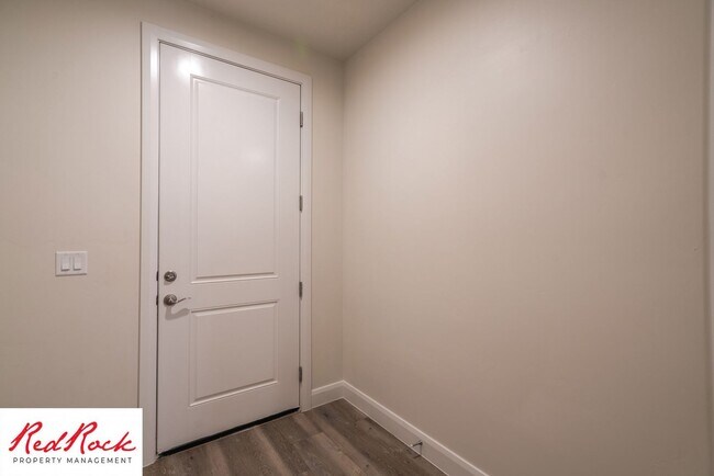Building Photo - Modern Townhome in Desirable Hurricane Hei...