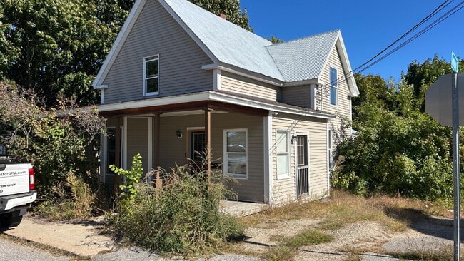 Building Photo - Spacious 4-Bedroom Apartment for Rent in Sanford, ME – Heat & Hot Water Included!