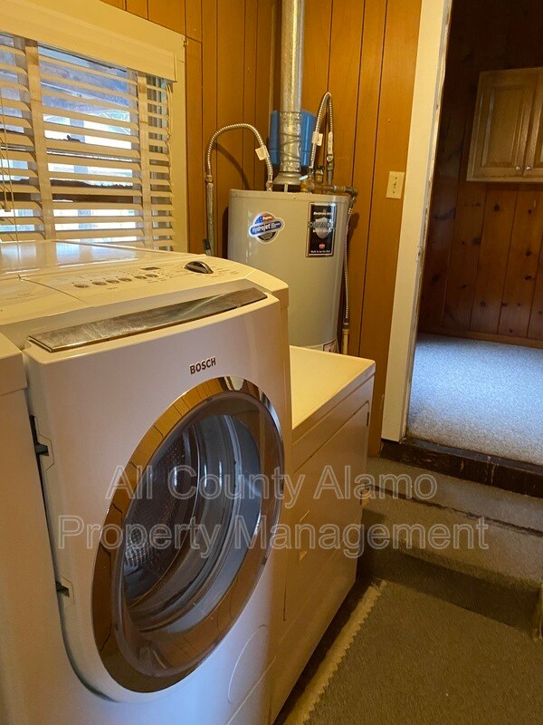 Building Photo - 301 Aero Ave