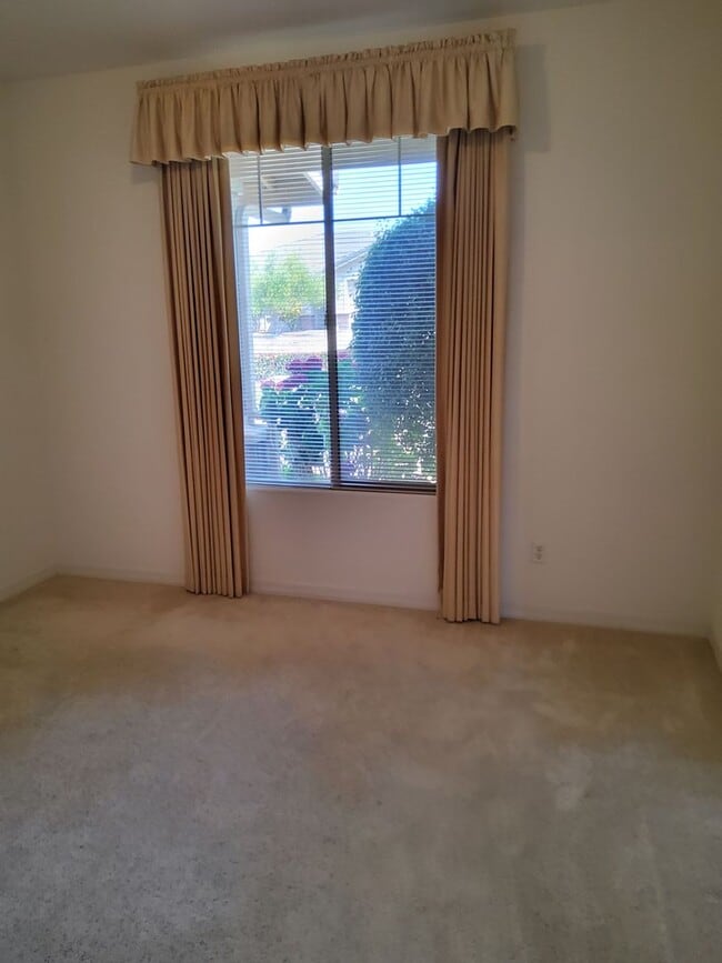Building Photo - Beautiful house in great neighborhood with...