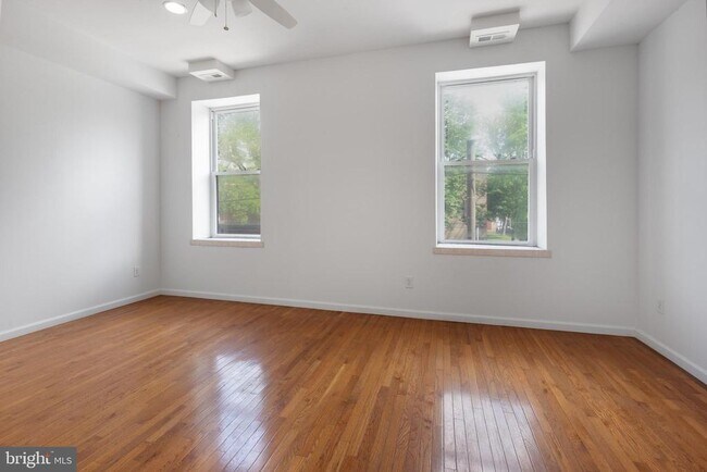 Building Photo - 1704 W Girard Ave