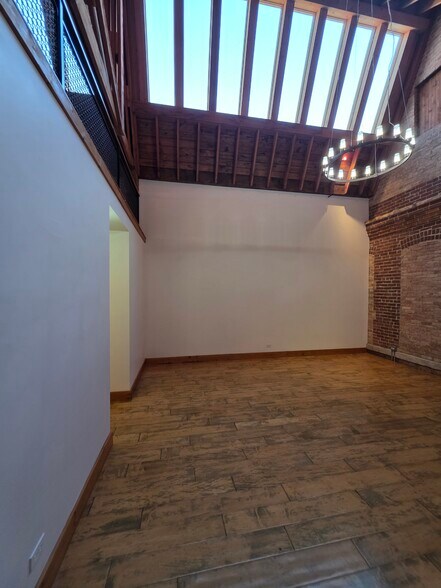 Building Photo - 316 N Seminary Ave