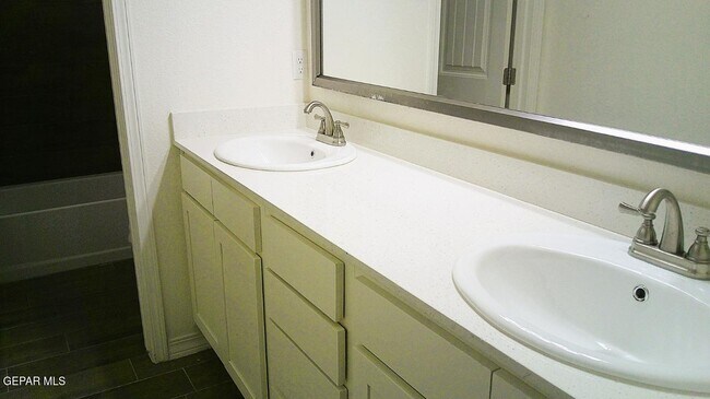 Building Photo - 653 Paseo Dulce Ave