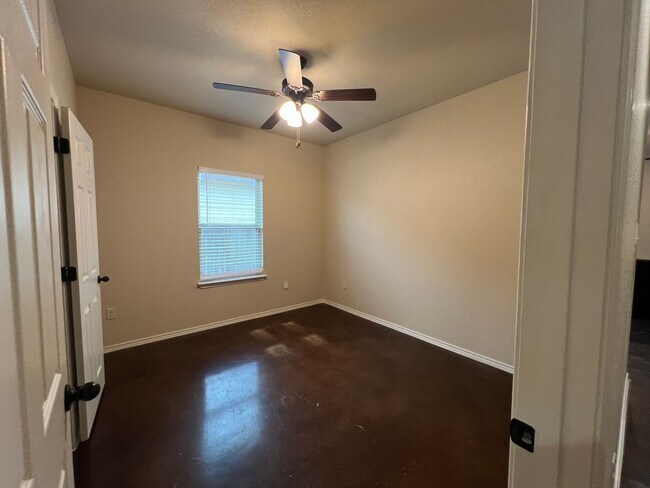 Building Photo - 3/2 Duplex in New Braunfels, TX