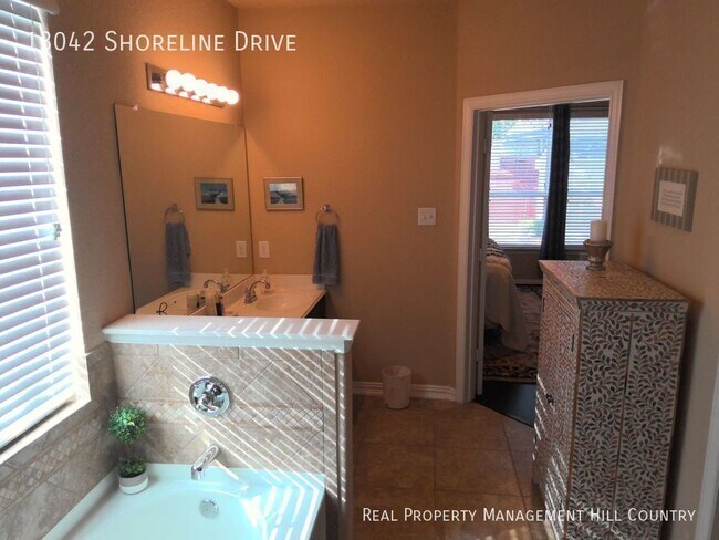 Building Photo - 13042 Shoreline Dr