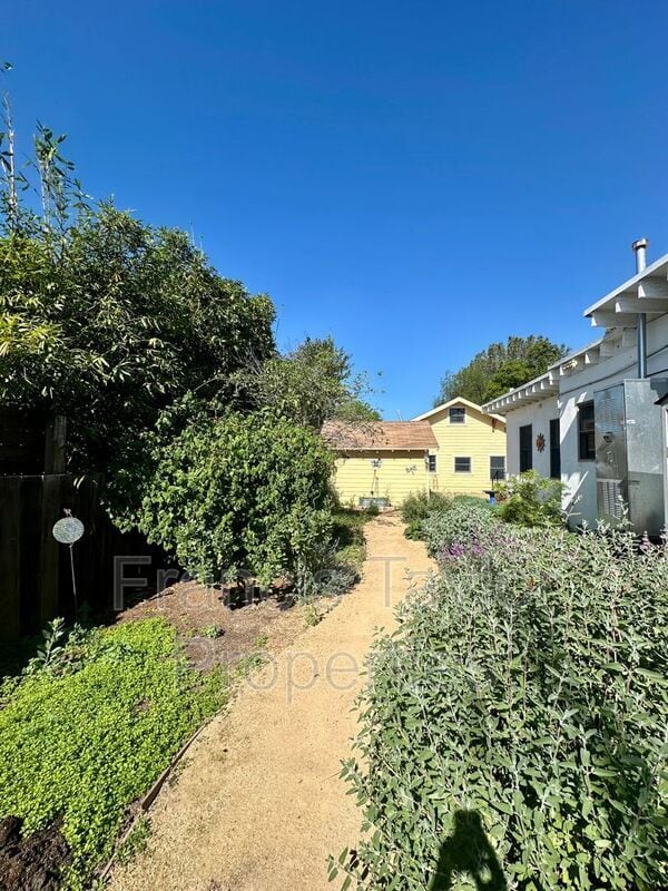 Building Photo - 441 E 7th Ave