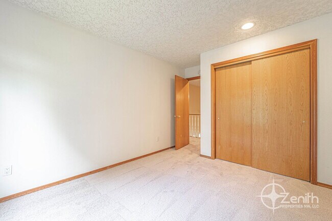 Building Photo - 5408 NE 101st Cir