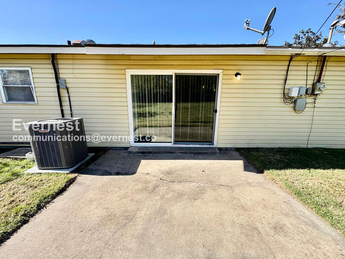 Building Photo - 1113 N Hickory Ave