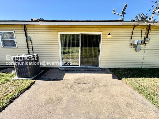 Building Photo - 3-Bed, 1.5-Bath Home with Garage / Pet-Friendly / Available now!