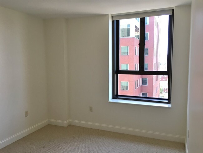Building Photo - 875 Elm St