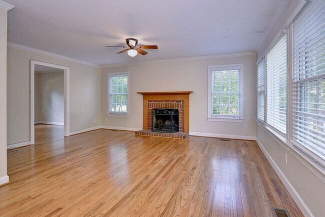 Building Photo - Beautiful Poquoson Home.
