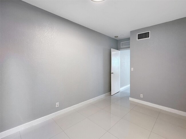 Building Photo - 1503 NE 4th Ct