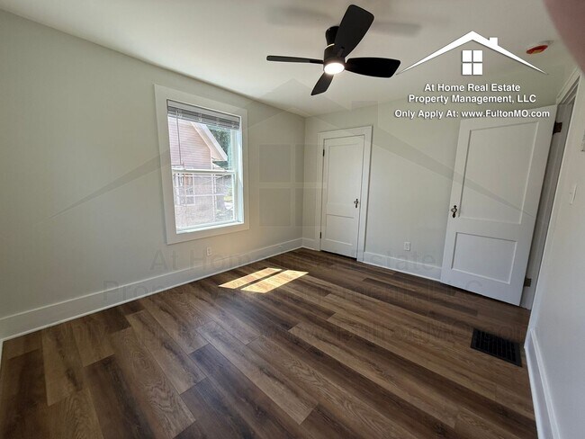 Building Photo - 210 W 6th St