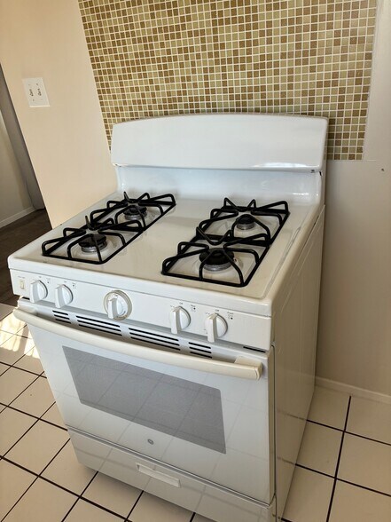 Building Photo - 9412 1/2 Flower St