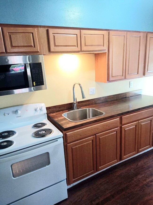 Building Photo - 403 2nd St