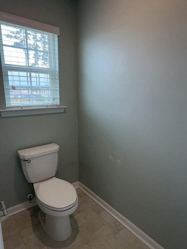 Building Photo - 838 Redbud Ln